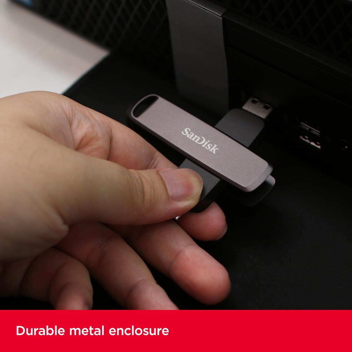 SanDisk Extreme Pro Dual with both USB-C and USB-A connectors and protective cap