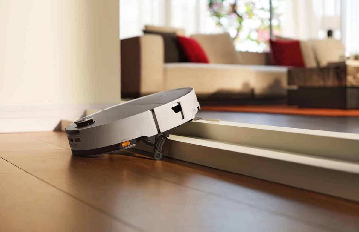 Roborock Saros 20 Sonic with AdaptiLift chassis technology